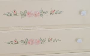 Solid wood chest of drawers with hand-lacquered finish and painted roses